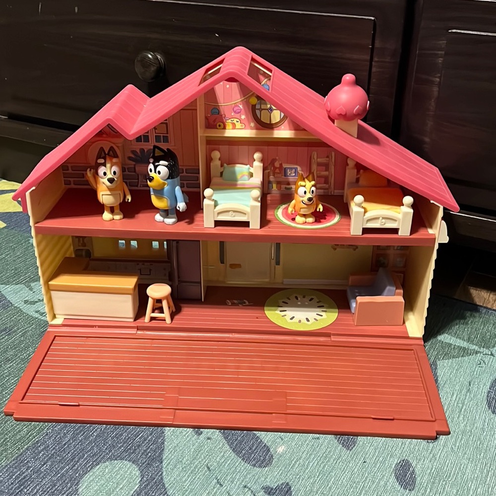 Bluey house and car with figurines